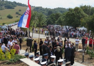 VIDEO: otkrivanje spomen obilježja na Ljubovu poginulim braniteljima u operaciji Oluja