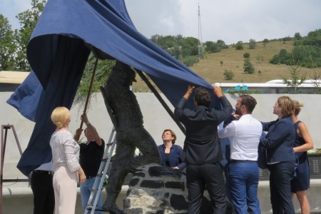 Konačno dostojan spomen hrabrim hrvatskim herojima poginulima u Oluji!!!