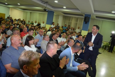 FOTO: dio atmosfere s predstavljanja kandidature Marijana Kustića