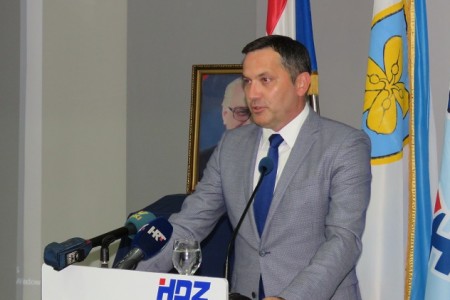 Članovi HDZ-a danas biraju novog predsjednika Županijske organizacije HDZ-a Ličko-senjske županije. No već je jasno da će to biti Marijan Kustić