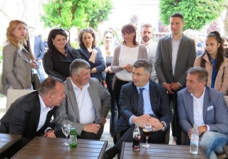 Predsjednik HDZ-a Andrej Plenković u Karlovcu rekao da je HDZ ozbiljna stranka, a Milinovićevo ponašanje pred središnjicom nije niti normalno, niti dobro, niti korisno