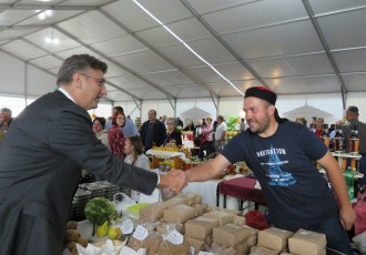 Premijer Plenković posjetio izložbu Jesen u Lici!!!Nakon stranačkog sastanka rekao je da je Darko Milinović svojom greškom otišao iz HDZ-a