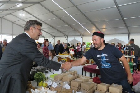 Premijer Plenković posjetio izložbu Jesen u Lici!!!Nakon stranačkog sastanka rekao je da je Darko Milinović svojom greškom otišao iz HDZ-a