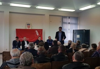 Predsjednik SDP-a Davor Bernardić razgovarao s mještanima Donjeg Lapca o poljoprivredi
