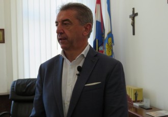 Župan Darko Milinović očekuje da će problem s grijanjem u gospićkim srednjim školama biti riješen već sutra. Živi bili pa vidjeli!