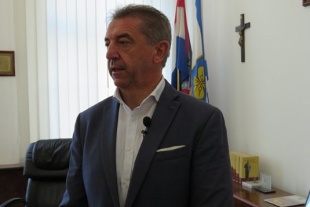 Župan Darko Milinović očekuje da će problem s grijanjem u gospićkim srednjim školama biti riješen već sutra. Živi bili pa vidjeli!