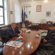 SKANDALOZNO: dok cijeli Gospić bruji o migrantima na brojnim lokacijama,  župan i šef policije naslikavaju se na sastanku u kabinetu župana i kažu “sve je OK”!!!