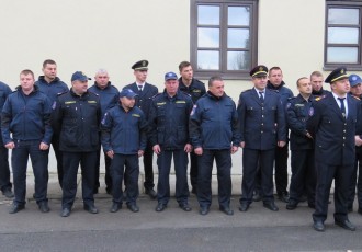 Gospićki vatrogasci noćas kod “starog mosta” izvukli prikliještenu osobu iz vozila sa same  obale Novčice