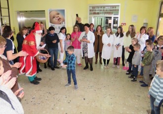 Lijepe slike na svetoga Nikolu, učenici iz Klanca i Pazarišta opet obradovali sve na Dječjem odjelu gospićke bolnice!!!