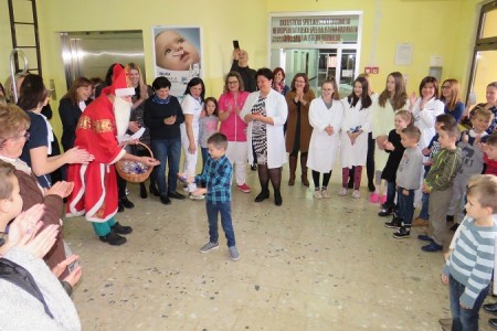 Lijepe slike na svetoga Nikolu, učenici iz Klanca i Pazarišta opet obradovali sve na Dječjem odjelu gospićke bolnice!!!