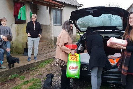 Mladež HDZ-a Gospića povodom svetoga Nikole darivala dvije obitelji