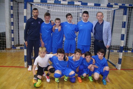 Starije osnovnoškolke i osnovnoškolci iz Otočca i mlađi osnovnoškolci iz Gospića prvaci županije u futsalu