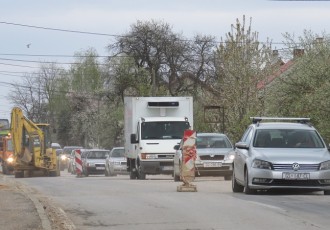 Ne nasjedajte na dezinformacije: radovi u Budačkoj ulici u Gospiću ne samo da nisu zaustavljeni već se odvijaju sukladno planovima i rokovima