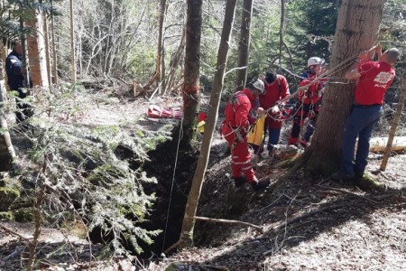 Gospićki spašavatelji izvukli unesrećenog iz  jame kod Rudopolja