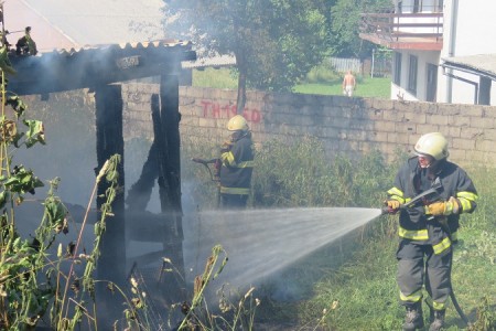 Izgorjela “kućica” iza kina Korzo