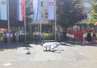 Brzi koraci, okretanje na leđima, stajanje na rukama zagrijali sudionike breakdance radionice