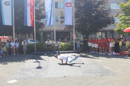 Brzi koraci, okretanje na leđima, stajanje na rukama zagrijali sudionike breakdance radionice