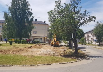 KONAČNO: uređuje se Trg hrvatskih žrtava Široke Kule u Ličkom Osiku. U punom su zamahu i radovi na energetskoj obnovi osičke osnovne škole