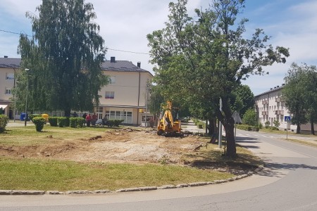 KONAČNO: uređuje se Trg hrvatskih žrtava Široke Kule u Ličkom Osiku. U punom su zamahu i radovi na energetskoj obnovi osičke osnovne škole