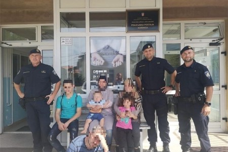 Ličko-senjski policajci spasili migrantsku obitelj iz Sirije