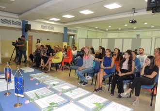 Dodijeljene diplome polaznicima osposobljavanja u sklopu projekta Odškrinimo vrata zapošljavanju