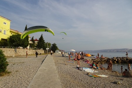 Održano revijalno precizno slijetanje parajedrilicom (paragliderom) „Basača – Karlobag 2019.“.