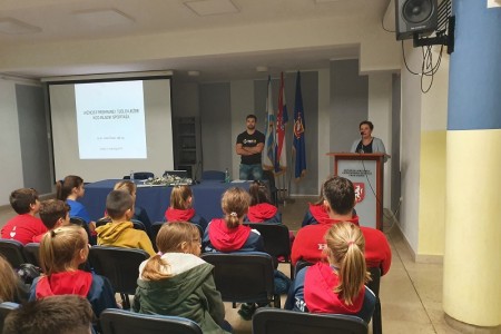 POHVALNO: rukometaši, te njihovi roditelji i treneri na predavanju o važnosti prehrane i treninga