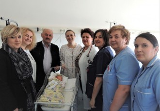Gradonačelnik Karlo Starčević posjetio i darivao malenu Ivu, prvu Gospićanku rođenu u ovoj godini