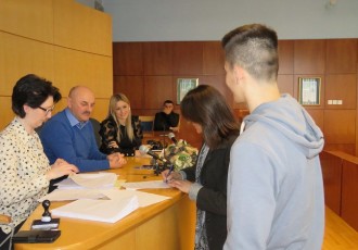 Lijepa vijest: grad Gospić stipendira 18 učenika i 16 studenata!