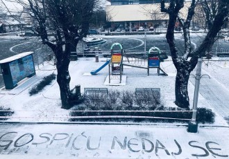 LIJEPO: Snježna poruka podrške Gospiću!