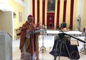 Biskup Zdenko Križić predvodio je misno slavlje na Cvjetnicu , misa prenošena putem facebooka