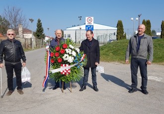 Predsjednik HSP-a Karlo Starčević s izaslanstvom odao počast žrtvama partizanskih zločina u Gospiću
