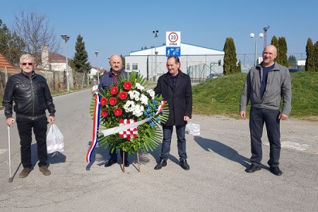 Predsjednik HSP-a Karlo Starčević s izaslanstvom odao počast žrtvama partizanskih zločina u Gospiću