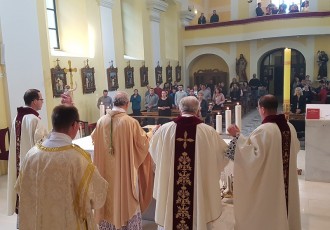 20. obljetnica biskupije Gospićko-senjske i 4. obljetnica biskupstva Zdenka Križića proslavljena u Gospićkoj katedrali