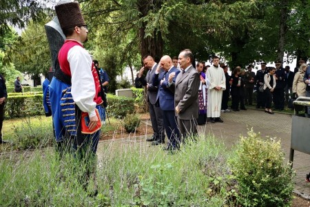 Vijencima, svijećama i misom u čast Dana državnosti