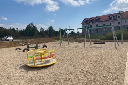 LIJEPO: Grad Gospić izgradio dječje igralište uz zgrade POS-a