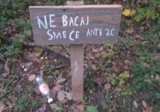 Lijepo: ploča malenog Ante u Jasikovcu građane uči da ne treba smeće bacati u prirodu