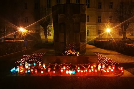 Domovinski pokret Miroslava Škore  u Gospiću odao počast žrtvama Vukovara i Škabrnje.