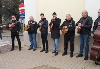 PREDIVNO: Združeni orkestar Like ispratio neponovljivog Kiću!!!!