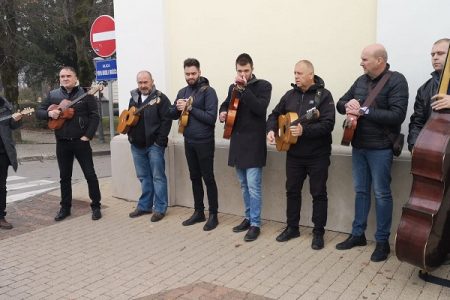 PREDIVNO: Združeni orkestar Like ispratio neponovljivog Kiću!!!!