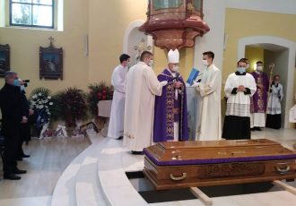 Sahranjen prvi gospićko-senjski biskup monsinjor dr.Mile Bogović