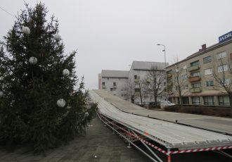 LIJEPO:  veliki ledeni tobogan u Gospiću donijet će dašak radosti u nadolazeće blagdansko vrijeme!!!