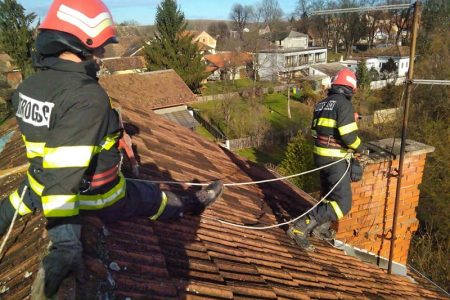 HEROJI: lički vatrogasci saniraju objekte na potresom pogođenom području, dvojica su ozlijeđena