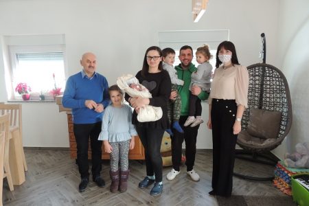 Gradonačelnik Karlo Starčević posjetio malenu Anu, prvu bebu rođenu u ovoj godini na području grada Gospića