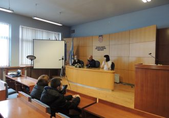 LIJEPO: Gradonačelnik Karlo Starčević potpisao  gradske stipendije s učenicima i studentima