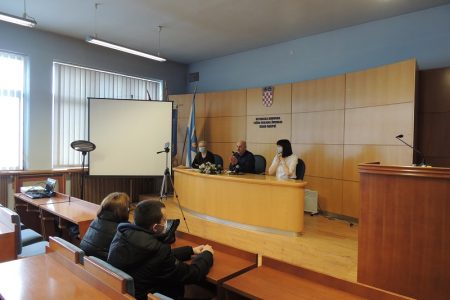 LIJEPO: Gradonačelnik Karlo Starčević potpisao  gradske stipendije s učenicima i studentima