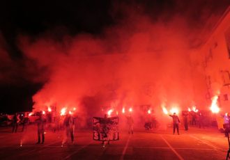 Veličanstvenom bakljadom Gospićani i Ličani završili obilježavanje 35 godina postojanja Bad blue boysa