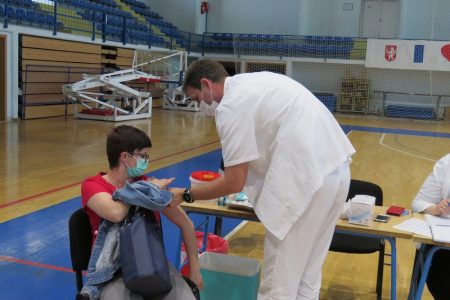 U subotu u sportskoj dvorani u Gospiću od 9 do 13 sati cijepljenje protiv COVID-19