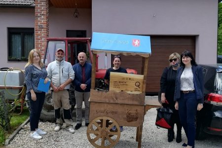 Isporučeno prvih 20 štandova za obiteljska poljoprivredna gospodarstva s područja Grada Gospića