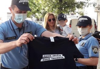 Policijska uprava ličko-senjska mnogobrojnim aktivnostima pozvala građane da se pridruže kampanji „Manje oružja, manje tragedija“ i učine svoj dom sigurnijim